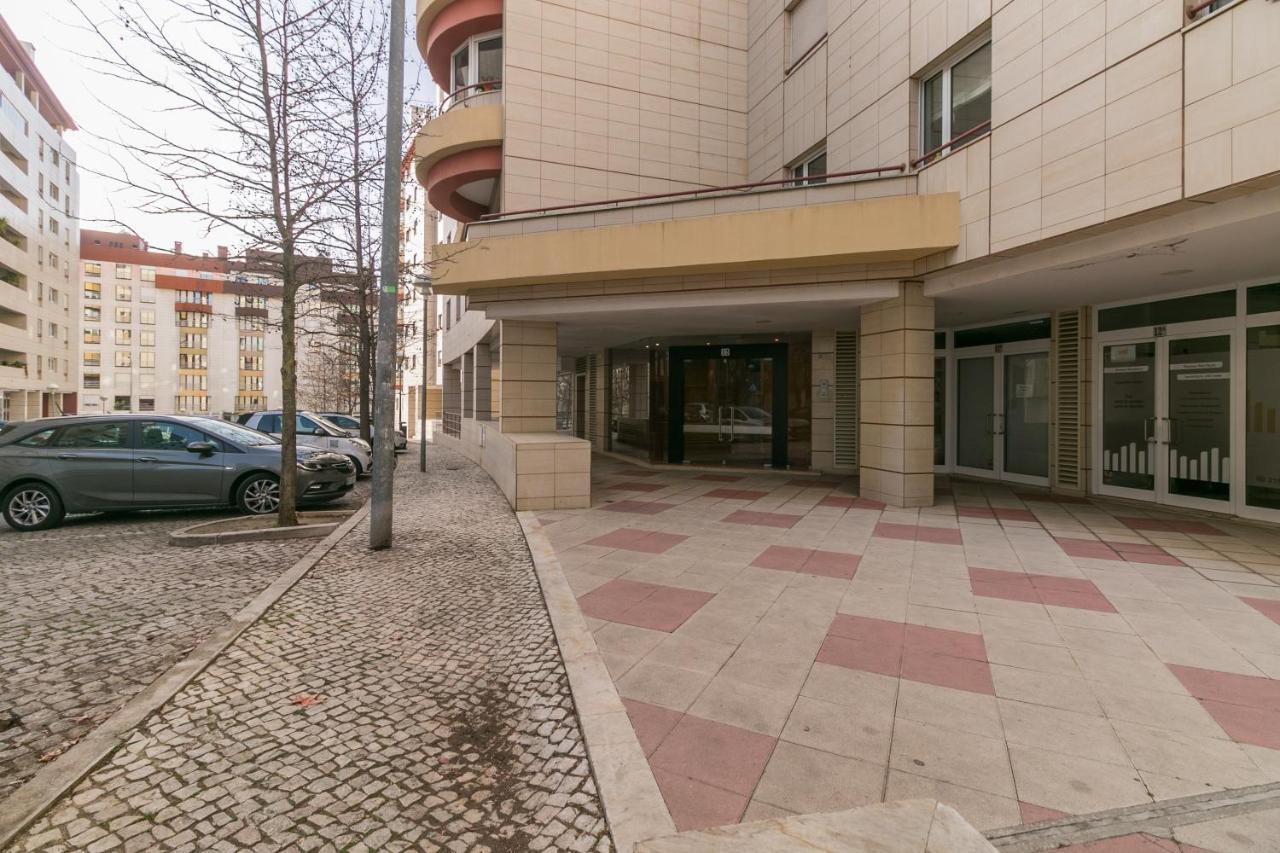 Appartamento Premium Flat In Upscale Area, Balcony, Parking Lisbona Esterno foto