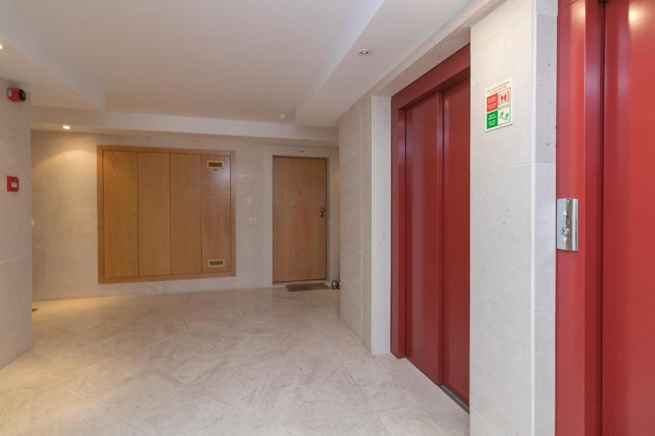 Appartamento Premium Flat In Upscale Area, Balcony, Parking Lisbona Esterno foto