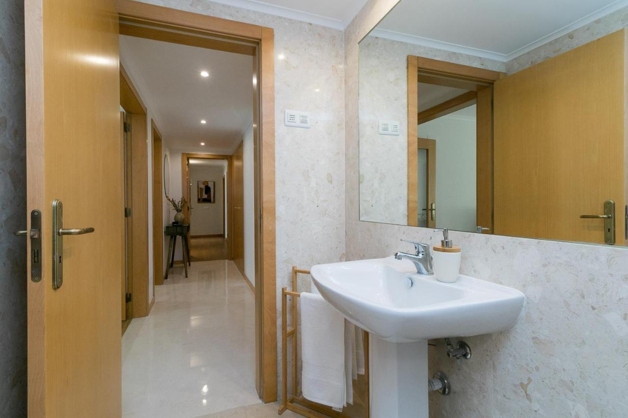 Appartamento Premium Flat In Upscale Area, Balcony, Parking Lisbona Esterno foto